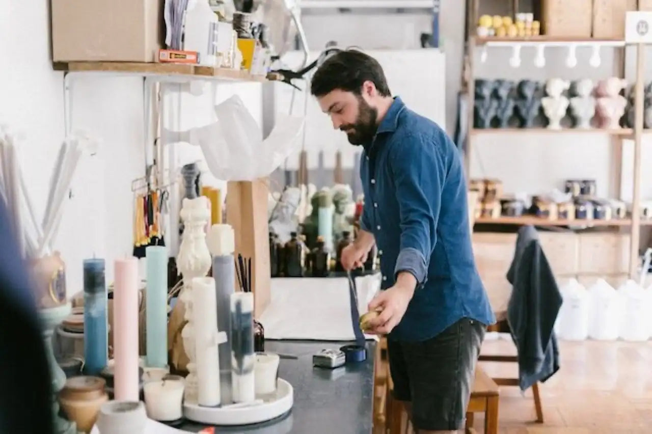 Cristóbal Barff, fundador de 1109 Concept, trabajando en su taller artesanal de velas, aromas y diseño