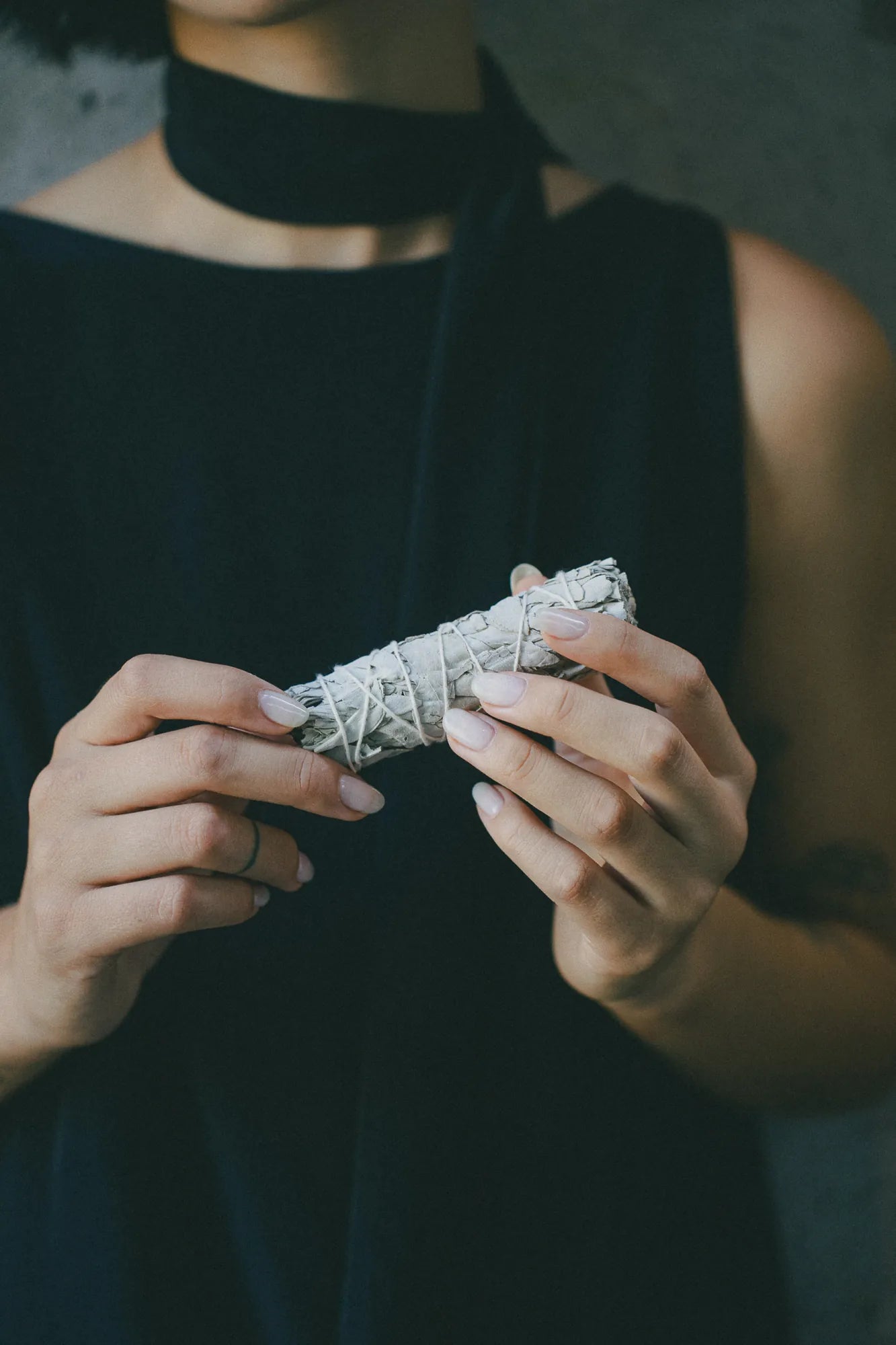 Sahumo de salvia blanca natural 1109 Concept sostenido en manos, ideal para rituales y limpieza energética